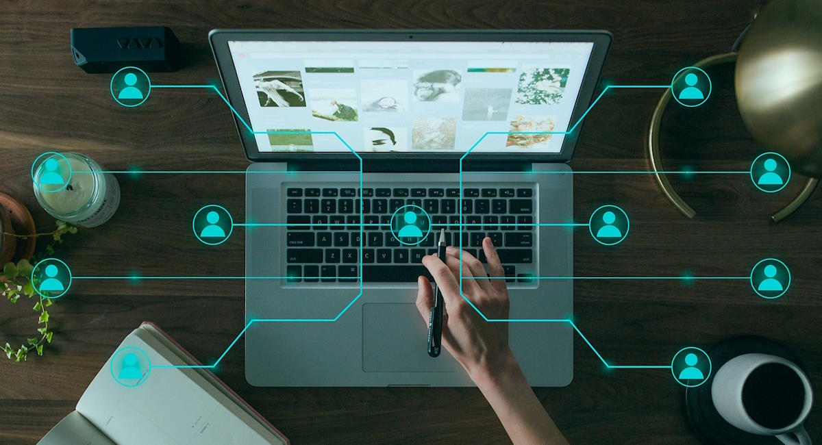 Un ordenador portátil que simula como se conecta la gente de distintos puntos cuando se les presenta algo